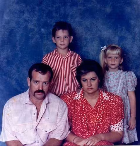 Chuyện gì đã xảy ra với gia đình này khi có vẻ như không ai muốn mỉm cười trong bức ảnh gia đình?