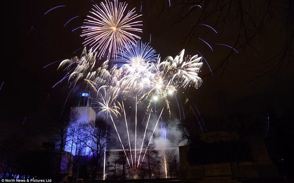 Màn bắn pháo hoa ngoạn mục ở thành phố Newscastle. (Nguồn ảnh: Daily Mail)