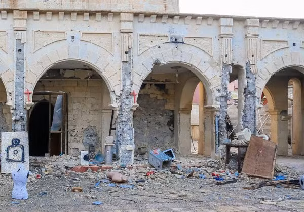 Một phần phía bên ngoài nhà thờ bị phá hủy trong các cuộc giao tranh.