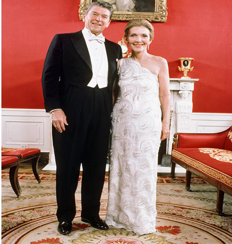 Năm 1981, bà Nancy Reagan diện chiếc váy do James Galanos thiết kế trong buổi tiệc mừng nhậm chức của chồng.