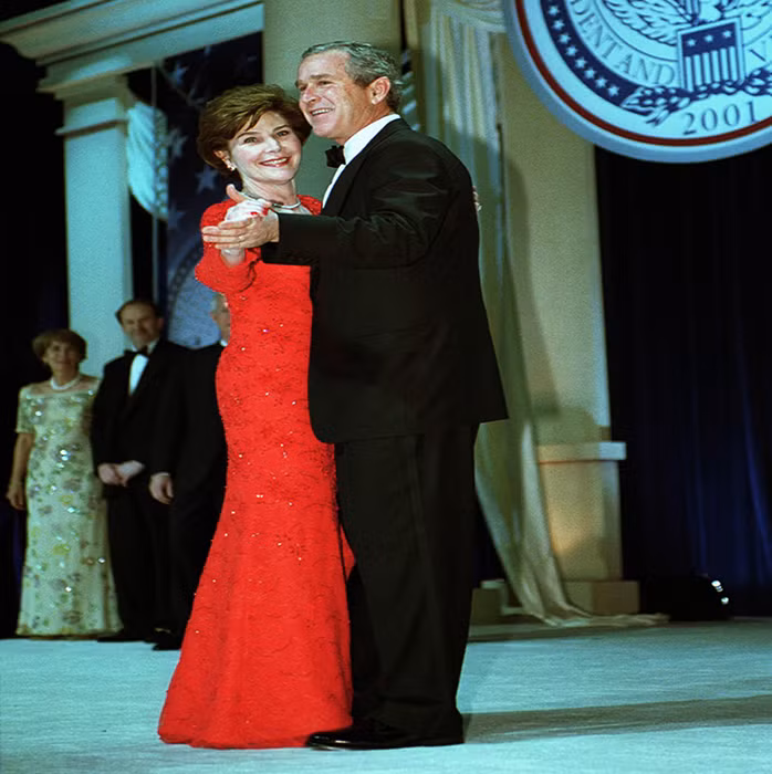 Vợ chồng cựu Tổng thống George W. Bush khiêu vũ trong buổi tiệc nhậm chức hồi năm 2001. Chiếc váy đỏ của bà Laura Bush do Michael Faircloth thiết kế.