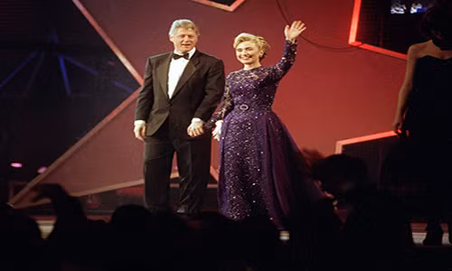 Còn trong tiệc mừng nhậm chức của cựu Tổng thống Mỹ Bill Clinton năm 1993, bà Hillary diện chiếc váy màu tím quý phái của nhà thiết kế Sarah Philips.