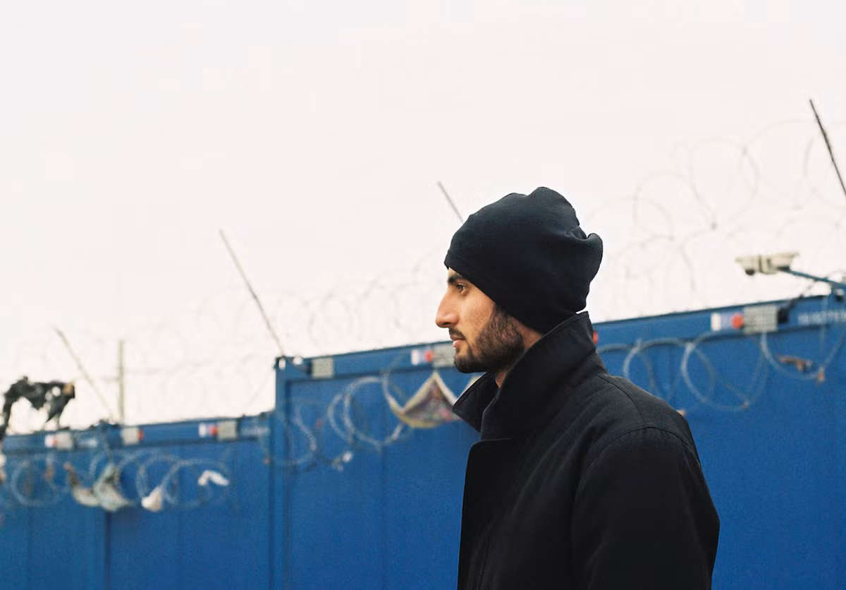 Trong ảnh là Mohammed Haziri, 20 tuổi, một người tị nạn Syria. Haziri hy vọng sẽ sớm được đoàn tụ với vợ ở Đức.