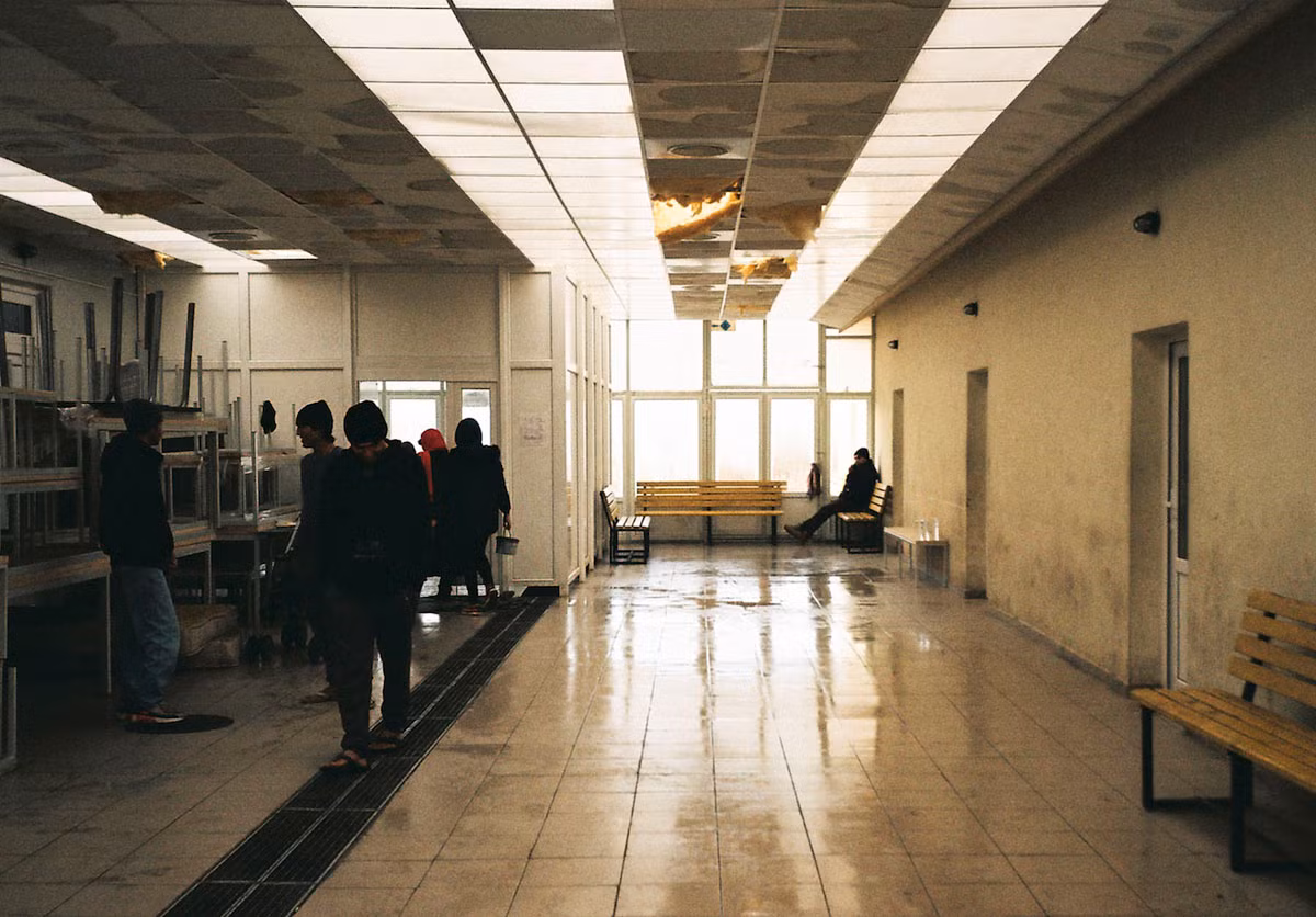 Di dân đứng chờ đăng ký tại một trung tâm tiếp nhận người tị nạn gần Subotica, Serbia.