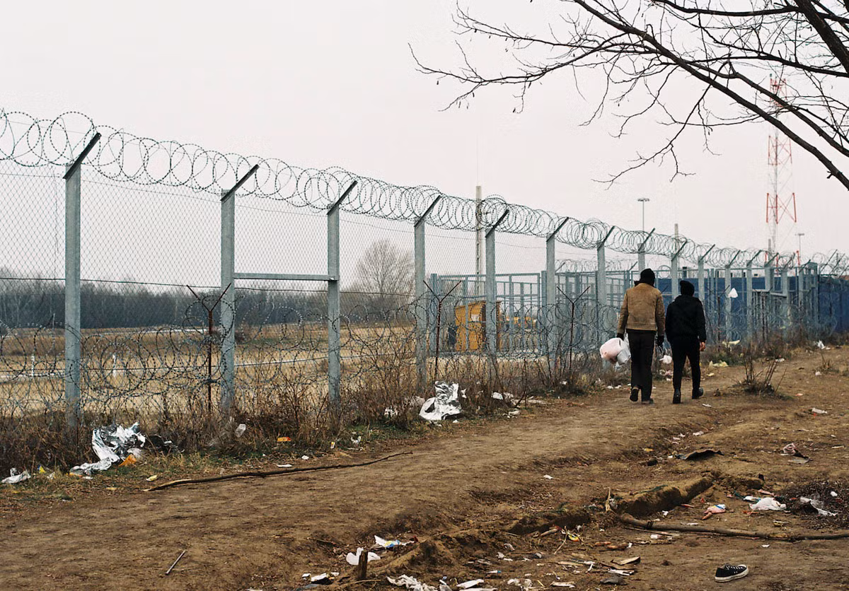 Chính phủ Hungary đã triển khai thêm 500 cảnh sát tuần tra biên giới để ngăn các di dân vượt biên trái phép từ Serbia vào nước này. Nhiều người tị nạn vẫn "cố thủ" ở khu vực biên giới với hy vọng sẽ được vào Hungary và tiếp tục hành trình tới các quốc gia Châu Âu khác.