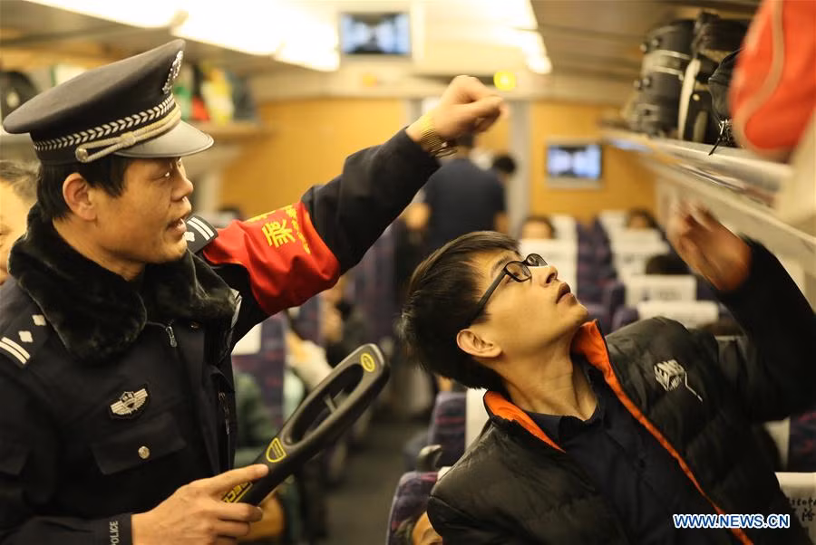 Nhân viên kiểm tra hành lý của hành khách trên chuyến tàu D5302 khởi hành từ Vận Thành tới Thái Nguyên, tỉnh Sơn Tây, Trung Quốc, ngày 13/1.