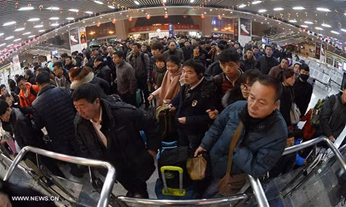 Đông đảo hành khách chờ lên tàu ở nhà ga Ngân Xuyên trong hành trình về quê ăn Tết.