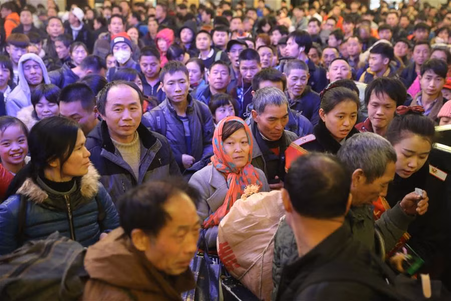 Người dân Trung Quốc chờ lên tàu ở nhà ga Bắc Kinh để tới thành phố Trùng Khánh hôm 13/1.