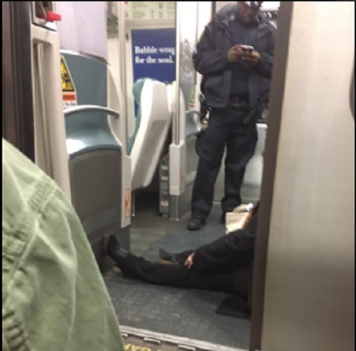 “103 người bị thương trong vụ tai nạn tàu hỏa này. May mắn, tất cả những người bị thương đều không bị đe dọa tới tính mạng”, Sở cứu hỏa New York cho biết. Nhiều người được đưa ra khỏi ga tàu bằng cáng. Ảnh: RT.