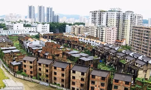 Khu biệt thự “ma” gồm hơn 120 tòa nhà chưa hoàn thiện đã bị bỏ hoang ở Thâm Quyến, một trong những thành phố hiện đại nhất Trung Quốc, suốt hơn hai thập kỷ qua. Ảnh: Daily Mail.