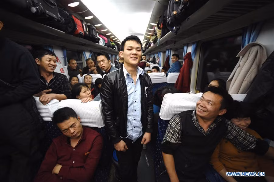 Hành khách Li Guo (trung tâm) đứng "tạo dáng" trước ống kính trên chuyến tàu K4186.