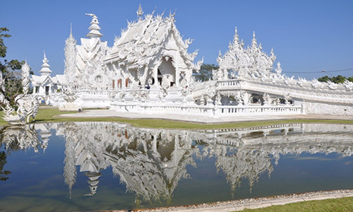 Chiang Rai là một trong những thị trấn đẹp nhất Thái Lan. Nằm ở phía bắc của Thái Lan, thị trấn Chiang Rai xinh đẹp nổi tiếng với Đền Trắng – nơi có những nét kiến trúc độc đáo hàm chứa nhiều ý nghĩa về Phật giáo và cuộc đời. Đến Chiang Rai, bạn nên thử đạp xe quanh thị trấn hay đi bộ qua những hội chợ đường phố đầy màu sắc.