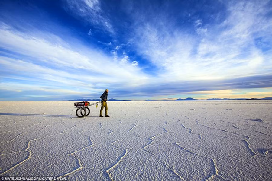 Salar de Uyuni hay Salar de Tunupa là tên của cánh đồng muối lớn nhất thế giới nằm tại Bolivia. Du khách đến đây có thể được trải nghiệm cảm giác ở trong một túp lều làm bằng... muối.