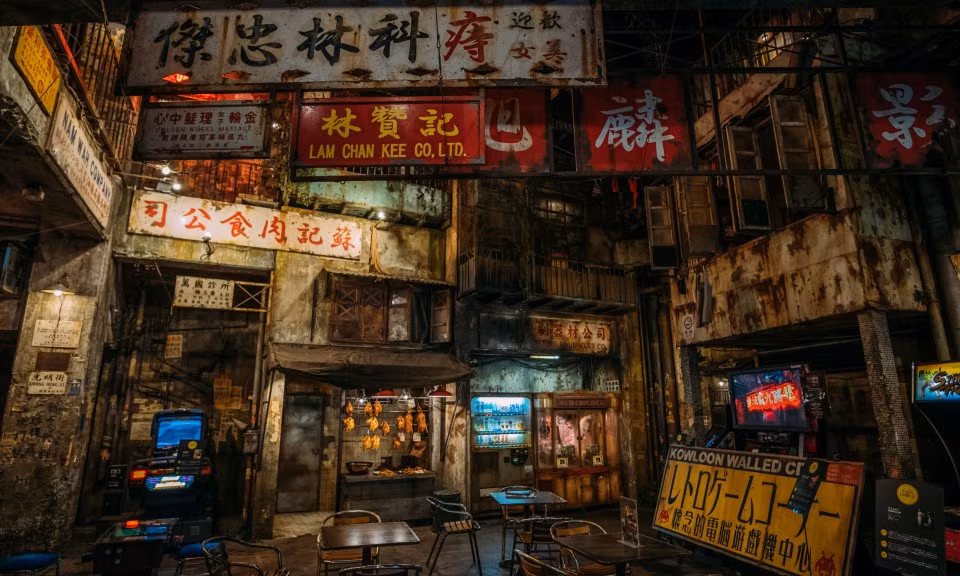 Biển hiệu của một cửa hàng bán thịt hay phòng khám được treo đầy trong trung tâm.
