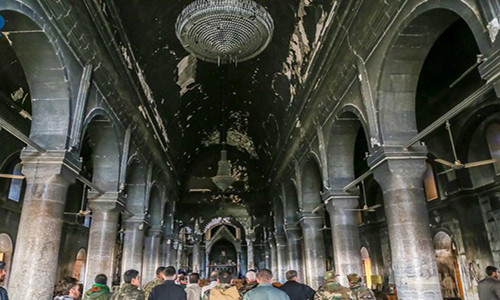 Mọi người tập trung trong nhà thờ sau khi khu vực này được giải phóng.