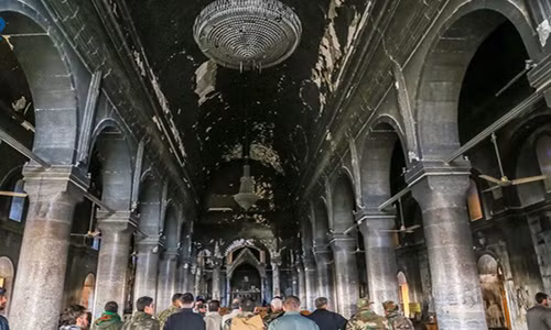 Mọi người tập trung trong nhà thờ sau khi khu vực này được giải phóng.