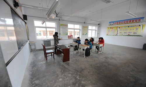 Một giáo viên đang giảng bài trong lớp học chỉ vỏn vẹn 4 học sinh hôm 4/1.