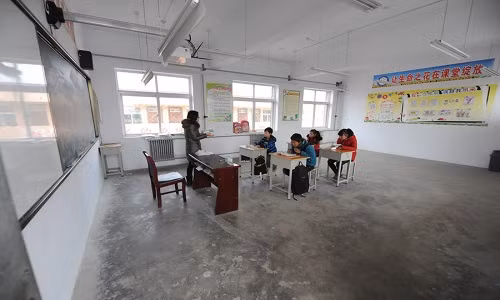 Một giáo viên đang giảng bài trong lớp học chỉ vỏn vẹn 4 học sinh hôm 4/1.