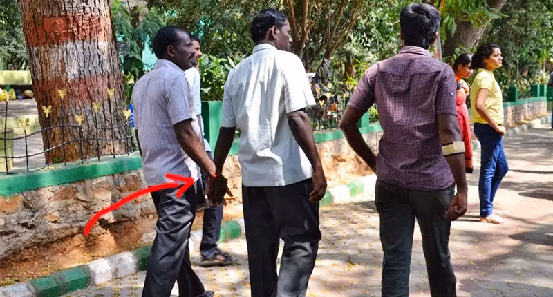 Nam giới nắm tay nhau là hình ảnh rất phổ biến ở đất nước này. Tuy nhiên, điều này không có nghĩa rằng họ là người đồng tính.