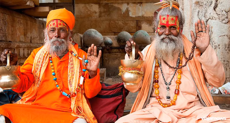 Sadhu chính là những vị “Thánh sống” ở Ấn Độ. Họ là những nhà tu hành khất thực, từ bỏ mọi thú vui trần tục.