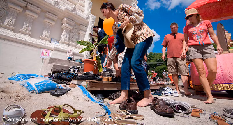 Để thể hiện sự tôn trọng, mọi người sẽ phải để giày dép bên ngoài trước khi vào trong các đền thờ. Hãy yên tâm rằng giày dép của bạn không bao giờ bị mất.
