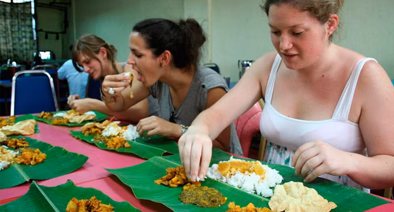 Tại nhiều khu vực ở miền nam Ấn Độ, mọi người ăn bằng tay. Đồ ăn được bày trên lá và người ta thường dùng tay phải để “bốc” đồ ăn.