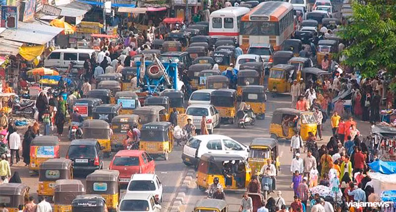 Giao thông hỗn loạn là một vấn đề nan giải ở Ấn Độ. Xe buýt, ô tô, xe đạp, xe máy,... tham gia giao thông mà không tuân thủ theo đúng luật định nào.