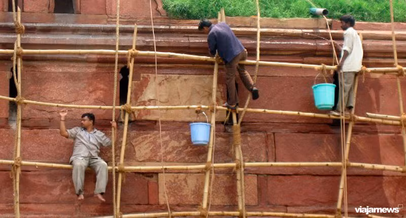 Giàn giáo thô sơ được công nhân sử dụng trong mọi công trình xây dựng lớn nhỏ.