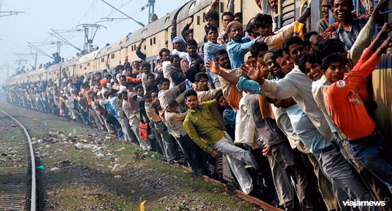 Tại Ấn Độ, số lượng người đi lại bằng tàu đông kinh hoàng. (Nguồn ảnh: Viajar News).