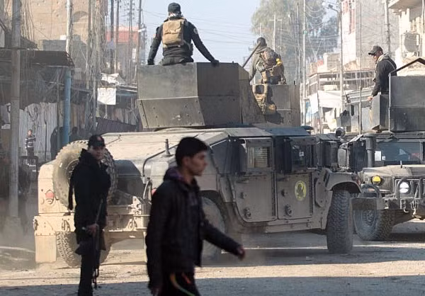 Các lực lượng Iraq trên xe quân sự xuất hiện trên đường phố tại những khu vực mới được giải phóng khỏi ách chiếm đóng của phiến quân IS ở tỉnh Nineveh.