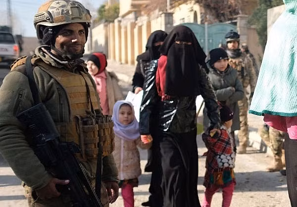 Các binh sĩ Iraq và người dân trên đường phố ở khu vực vừa được giải phóng. (Nguồn ảnh: Fars News Agency)