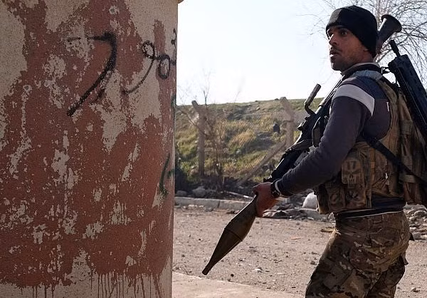 Một binh sĩ cầm vũ khí trên tay.