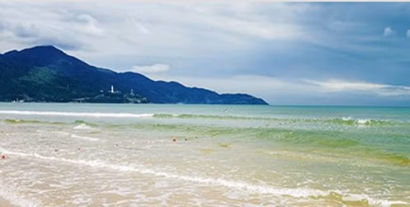 Bãi biển Non Nước ở Đà Nẵng, Việt Nam, có làn nước trong xanh và phong cảnh tuyệt đẹp.