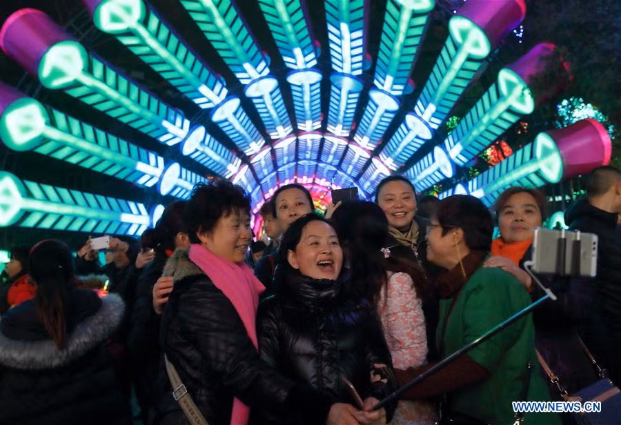 Người dân địa phương và du khách chụp ảnh “tự sướng” trong lễ hội đèn lồng ở thành phố Tự Cống, tỉnh Tứ Xuyên, miền tây nam Trung Quốc, hôm 22/1.
