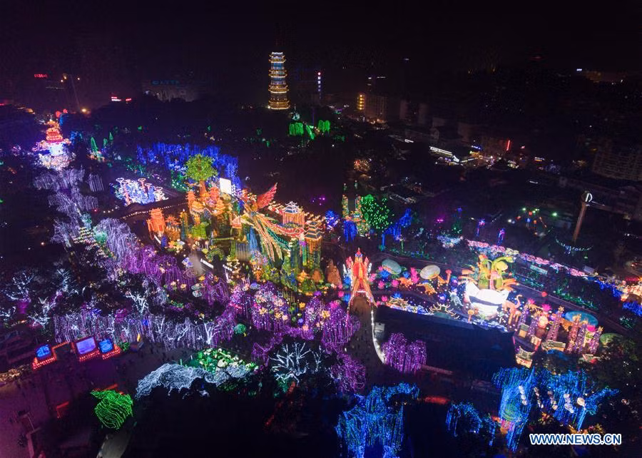 Khung cảnh lung linh trong lễ hội đèn lồng nhìn từ trên cao.