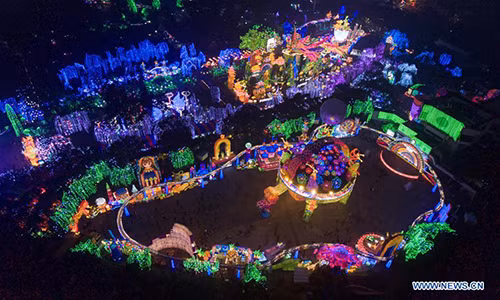 Lễ hội đèn lồng ở thành phố Tự Cống thu hút đông đảo du khách tới tham quan.