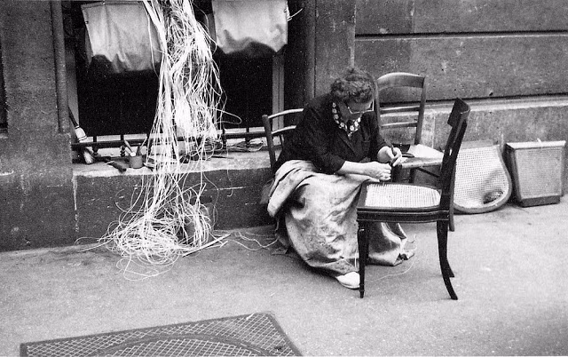 Một người phụ nữ ngồi trước nhà ở thủ đô Paris trong bức ảnh chụp hồi tháng 7/1955. (Nguồn ảnh: Vintag)