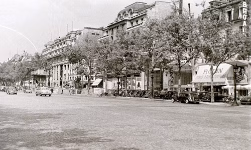Một con đường vắng bóng người qua lại ở Paris năm 1955.