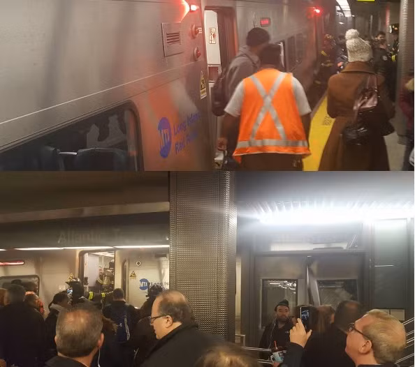 Video được ghi lại từ hiện trường cho thấy, đoàn tàu đâm vào một cửa ra vào ở ga tàu Atlantic sau khi trật bánh khỏi đường ray. Ảnh: RT.