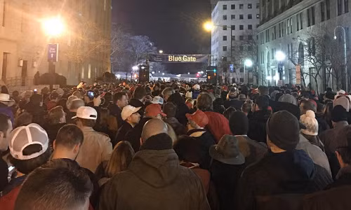 RT đưa tin, hàng trăm nghìn người dân trên khắp nước Mỹ đã đổ về thủ đô Washington để theo dõi lễ nhậm chức của ông Donald Trump.