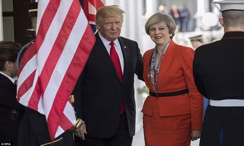 Thủ tướng Anh Theresa May cho biết thêm, Tổng thống Trump đã nhận lời mời sang thăm Anh của Nữ hoàng Elizabeth II. (Nguồn ảnh: Daily Mail)
