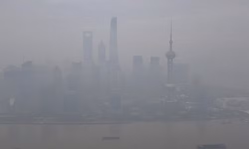 Những tòa nhà ở Thượng Hải, Trung Quốc, hiện ra mờ ảo trong làn sương mù dày đặc.