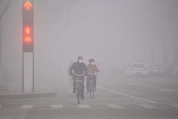 Người dân phải đeo khẩu trang khi di chuyển trên đường phố.