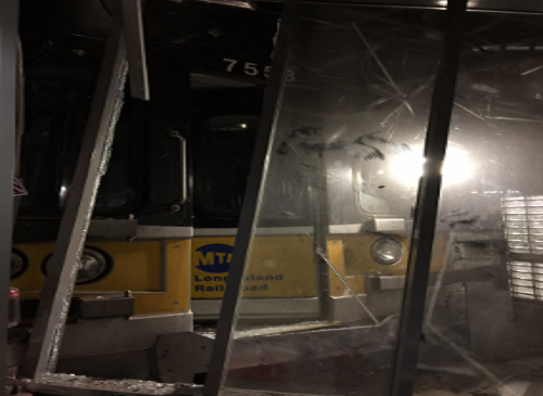 Khi đó, một đoàn tàu thuộc công ty đường sắt Long Island đã bị trật khỏi đường ray tại nhà ga Atlantic ở Brooklyn, thành phố New York. Ảnh: RT.