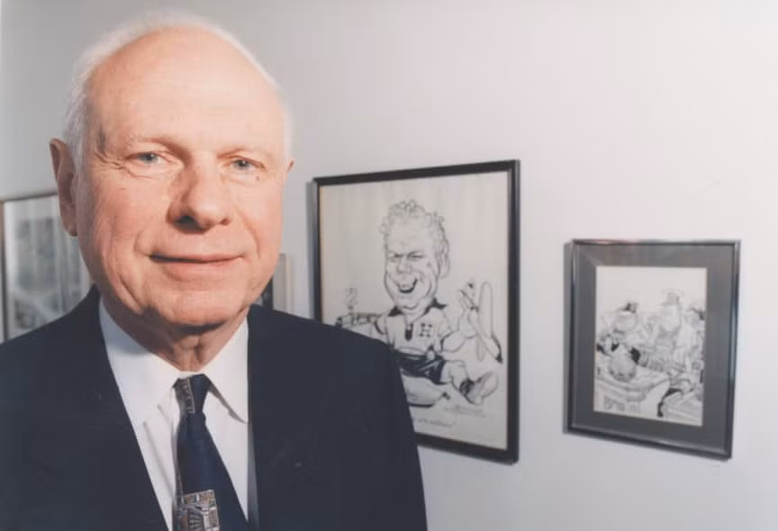 Paul Hellyer, cựu Bộ trưởng Quốc phòng Canada, cho biết một cựu quan chức Canada từng được CIA cho phép vào Khu 51 và tham quan một UFO. Người này không được phép tiết lộ về bất cứ điều gì, ngay cả với vợ của ông.