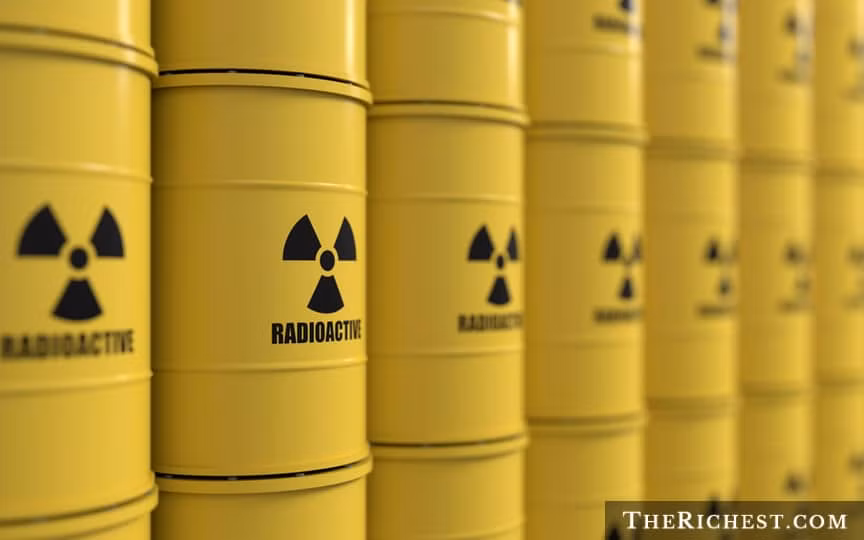 Bí mật được cất giấu trong Khu 51 luôn khiến người ta tò mò. Nhiều người suy đoán, một loại chất độc hại được lưu trữ trong vùng tuyệt mật đó. Năm 2016, một cựu nhân viên an ninh ở Vùng 51 khẳng định rằng chính khói độc trong khu vực này là nguyên nhân khiến ông gặp vấn đề về hô hấp.