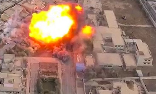 Đoạn video quay từ máy bay không người lái ghi lại các vụ IS đánh bom xe tự sát ở Mosul được công bố ngày 3/1.