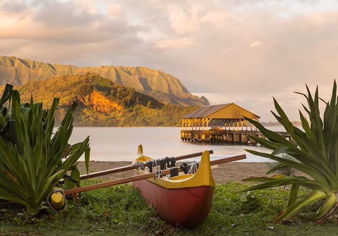 Phong cảnh thơ mộng ở bãi biển Vịnh Hanalei, Kauai, Hawaii. 