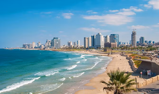 Bãi biển ở Tel Aviv, Israel, một trong những địa điểm du lịch nổi tiếng năm 2016. 