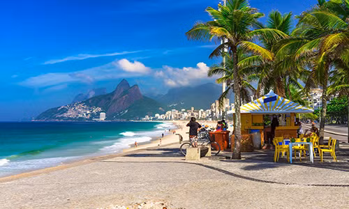 Phong cảnh hữu tình tuyệt đẹp ở bãi biển Ipanema, thành phố Rio de Janeiro, Brazil. 